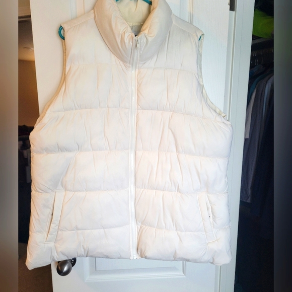 Women's Old Navy XXLT puffer vest. White. Tall collar. Keeps you warm & cozy - Picture 1 of 9